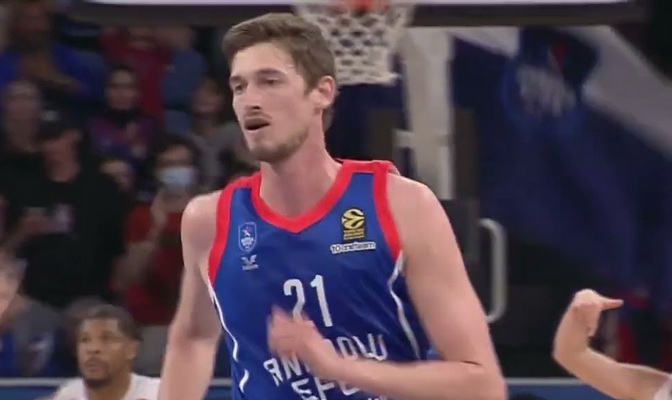 „Anadolu Efes“ atsisveikino su T. Pleissu